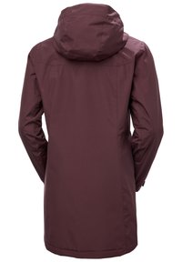 Chaqueta impermeable color burdeos con capucha, que presenta mangas largas, corte recto y diseño minimalista. La vista trasera revela detalles de costura.