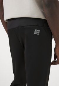 EA7 Emporio Armani VIGOR7 PANTS - Pantalones deportivos - black bean