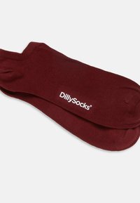 Bordeaux strømper lavet af blødt stof med ribbet tekstur. Med hvid "DillySocks" logo på siden. Klassisk ankelhøjde design.