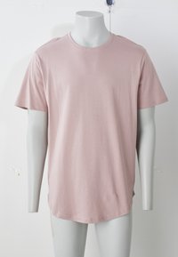 Šviesiai rausvos spalvos trumpomis rankovėmis marškinėliai su apvalia iškirpte. Pagaminti iš minkštos, lygios medžiagos, tiesaus kirpimo be išsiskiriančių raštų ar akcentų.