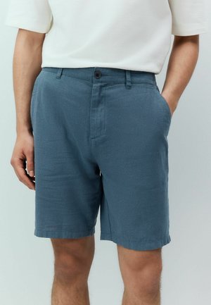 Blaue Leinen-Shorts mit geradem Schnitt, Knopfverschluss und seitlichen Taschen, die eine glatte Textur und ein lässiges Design aufweisen.