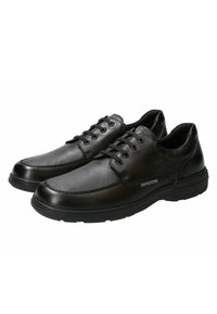 Chaussures noires en cuir avec une texture lisse, bout arrondi, design à lacets et semelle en caoutchouc épaisse. Présente des coutures discrètes et des détails de marque.
