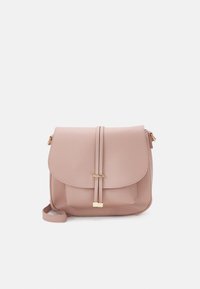 Różowa torebka crossbody z sztucznej skóry, z klapką, złotymi akcentami, przednią kieszonką oraz regulowanym paskiem. Gładka tekstura i prostokątny kształt.