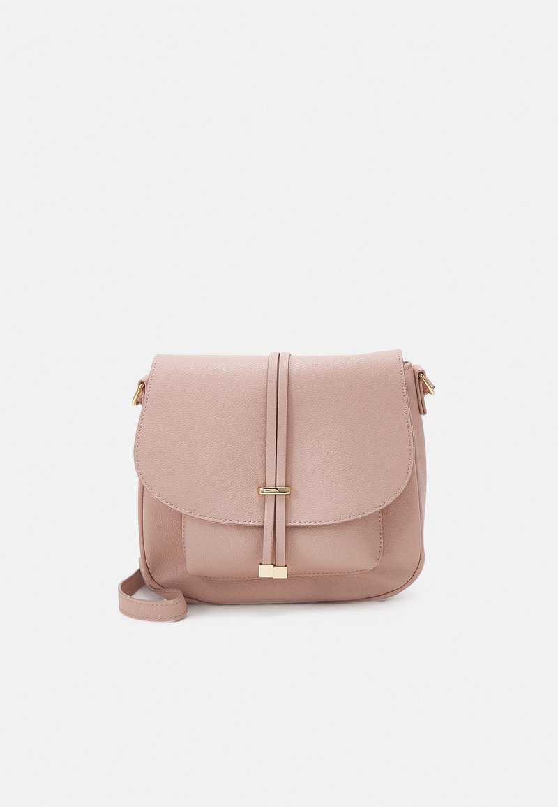 Różowa torebka crossbody z sztucznej skóry, z klapką, złotymi akcentami, przednią kieszonką oraz regulowanym paskiem. Gładka tekstura i prostokątny kształt.