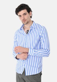 Camicia a maniche lunghe rigata azzurro chiaro e bianca, con colletto button-down, materiale in cotone, caratterizzata da un orlo inferiore curvo e polsini con bottoni.