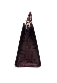 Borsa in pelle verniciata viola con forma triangolare, motivo logo testurizzato e tracolla beige in contrasto. Presenta una chiusura con zip nella parte superiore.