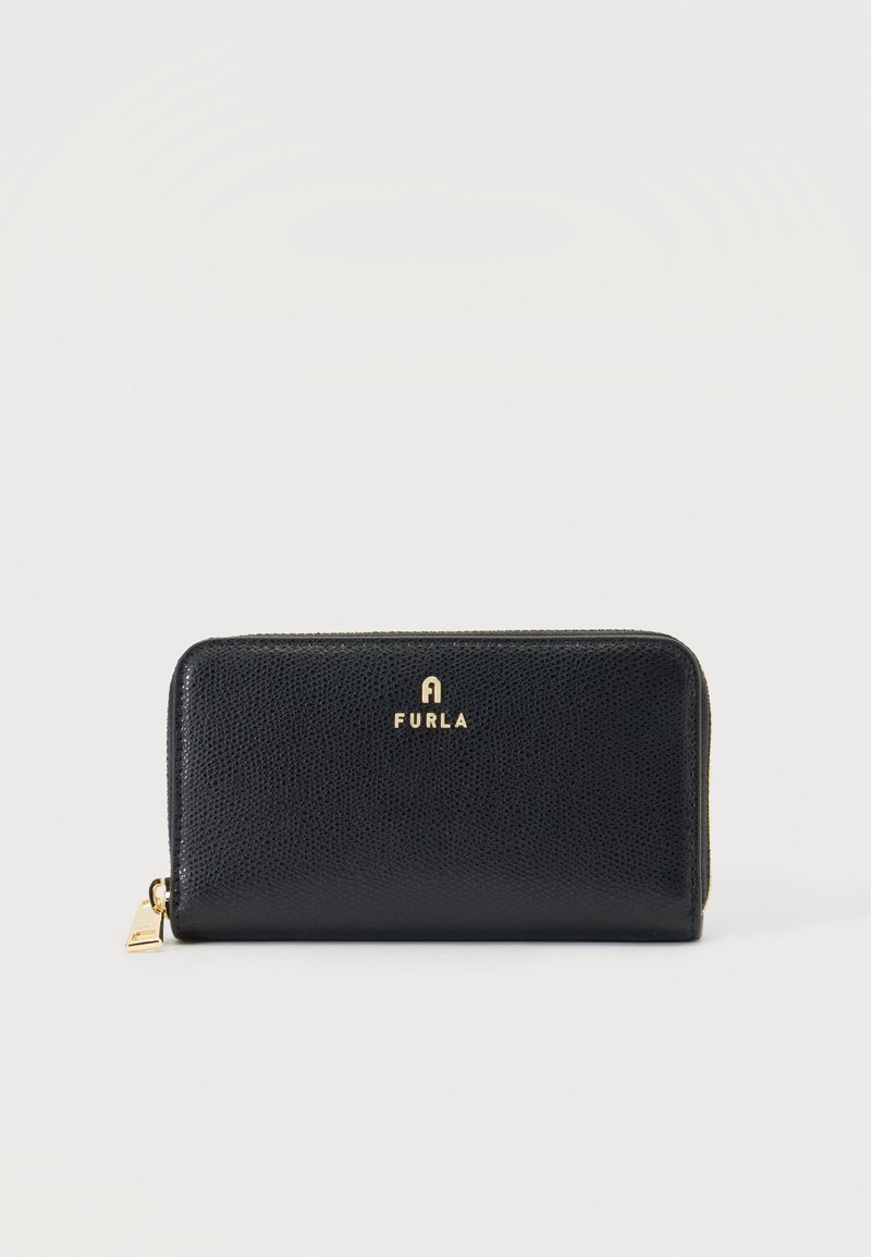 Μαύρο πορτοφόλι Furla με φερμουάρ γύρω-γύρω, υφή pebble και χρυσό λογότυπο και τσέπη φερμουάρ σε απλό ανοιχτό φόντο.