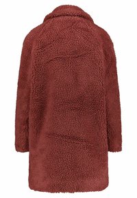 Bordowy płaszcz polarowy o teksturowanej, puszystej powierzchni. Posiada szeroki kołnierz i długie rękawy, zaprojektowany dla luźnego kroju.