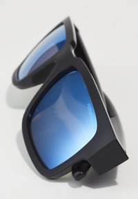 Arnette SAMHTY - Sončna očala - black matte/shiny