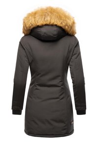 Parka de color gris oscuro con capucha de piel sintética. Presenta puños elásticos y un diseño elegante y aerodinámico con una cintura ligeramente ajustada.