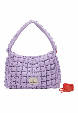 Sac à main matelassé lavande avec texture carrée matelassée et poignée en tissu, comprenant une bandoulière rouge amovible et un patch logo de la marque à l'avant.