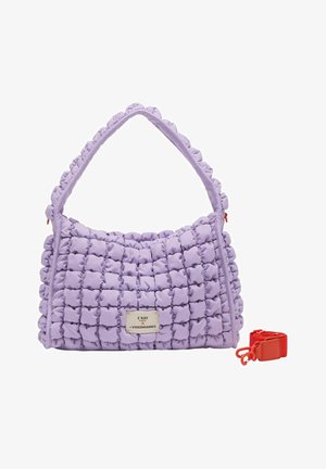 Sac à main matelassé lavande avec texture carrée matelassée et poignée en tissu, comprenant une bandoulière rouge amovible et un patch logo de la marque à l'avant.