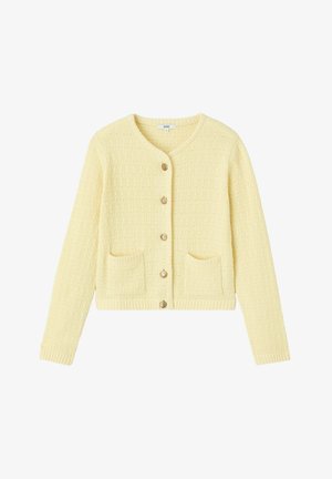 Cardigan jaune texturé avec un col rond, doté de cinq boutons dorés et de deux poches devant. Les poignets et l'ourlet côtelés complètent le design.