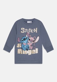 Siva dolgi rokav sweatshirt z grafiko Stitcha in Angela. Besedilo pravi "Stitch & Angel" v sijočem zlatu. Iz bombaža.