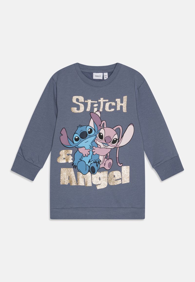 Siva dolgi rokav sweatshirt z grafiko Stitcha in Angela. Besedilo pravi "Stitch & Angel" v sijočem zlatu. Iz bombaža.