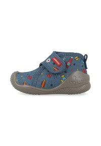 Zapato de tela azul para niño pequeño con estampado de temática espacial, que presenta cohetes y planetas, puntera reforzada, correa de gancho y bucle, y suela de goma texturizada.