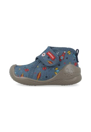 Zapato de tela azul para niño pequeño con estampado de temática espacial, que presenta cohetes y planetas, puntera reforzada, correa de gancho y bucle, y suela de goma texturizada.