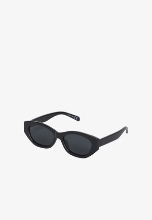 Schwarze Cat-Eye-Sonnenbrille mit dunklen Gläsern und dicken Rahmen, leicht schräg auf weißem Hintergrund gezeigt.