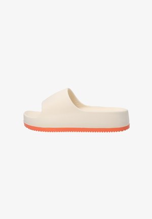 Slide sandal i creme med en orange sål, der har et åbent tådesign og en glat tekstur. Letvægts med en ribbet bund for godt greb.