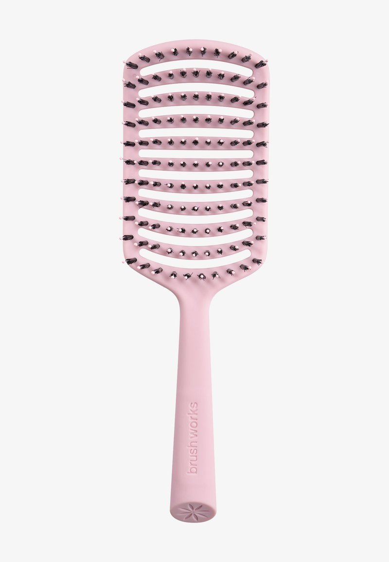 Brosse à cheveux rose aérée avec des poils noirs et un manche droit portant l'inscription "brushworks", conçue pour démêler les cheveux.