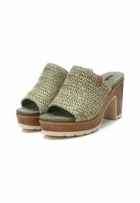 Infradito intrecciati simili a paglia in beige e verde, con base a piattaforma, dettagli marroni e design open toe con un tacco robusto.