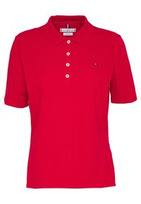 Chemise polo en coton rouge avec un col, patte de boutonnage à cinq boutons et logo sur la poitrine gauche. Manches courtes avec une coupe régulière.