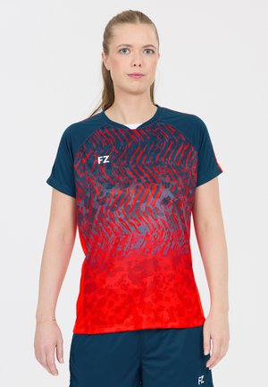 Rød og blå atletisk skjorte med gradientdesign, der har et tekstureret mønster, korte ærmer og rund halsudskæring. Brandlogo synligt.