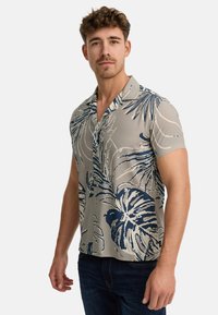 Camisa de botones de manga corta en gris claro con un patrón floral azul y cuello, hecha de tela suave, con un corte relajado.
