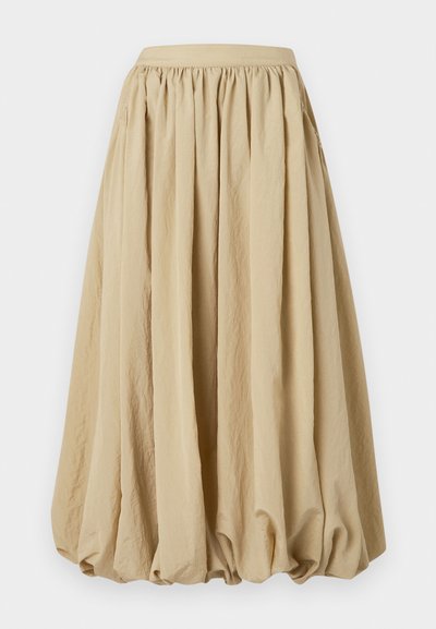 Beige Midi-Rock mit gerafftem Bund, fließendem Stoff und voluminösem Schnitt, der eine strukturierte Oberfläche und subtile Faltendetails aufweist.