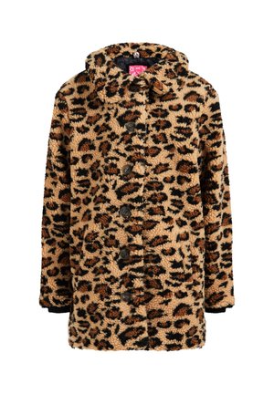 Manteau en fausse fourrure à imprimé léopard avec de gros boutons sur le devant et un col montant, présenté sur fond blanc.