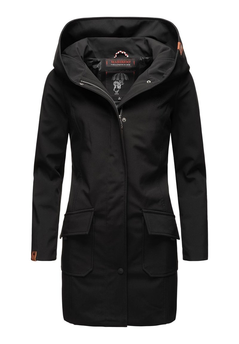 Zwarte waterdichte parka met capuchon, voorrits, twee grote voorzakken en leren accenten. Gladde textuur en aansluitend ontwerp.