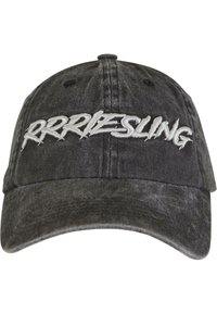 Melns kokvilnas beisbola cepure ar izliektu malu; priekšpusē ir balts izšūts teksts "RRRIESLING". Teksts izskatās nolietots.