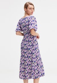 Smart and Joy FLORAL ET DÉCOLLETÉ CARRÉ - Robe de jour - multicolore