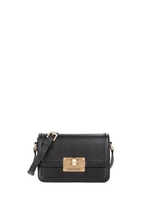 Sac bandoulière en cuir noir avec une forme rectangulaire classique, quincaillerie dorée et un rabat avant arborant une plaque de logo emblématique.