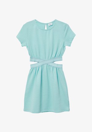 Robe bleu clair texturée à manches courtes, col rond, découpes croisées à la taille et jupe froncée.