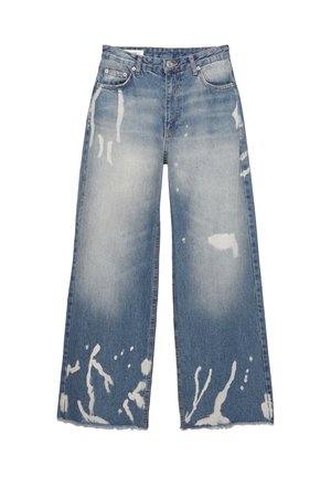 Ljusblå vida jeans med slitningar, vita färgfläckar och en rå fåll i botten. Klassisk femfickdesign.
