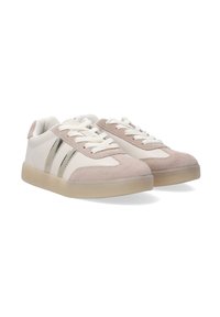 Sneakers met een combinatie van lichtroze suede en witte synthetische materialen, met witte veters en metallic zilveren strepen aan de zijkanten.