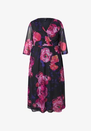 Abito nero con stampa floreale, caratterizzato da un design avvolgente, scollatura a V, maniche a ¾ e vivaci motivi di rose rosa e viola su uno sfondo scuro.