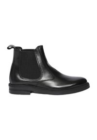 Stivale Chelsea in pelle nera con pannelli elastici laterali, punta arrotondata e suola in gomma. Presenta dettagli cuciti e una linguetta sul tallone.