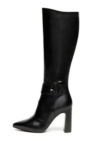 Stivale nero fino al ginocchio realizzato in pelle liscia. Presenta una punta affusolata, un tacco spesso e alto, e una strap con una fibbia ovale decorativa.
