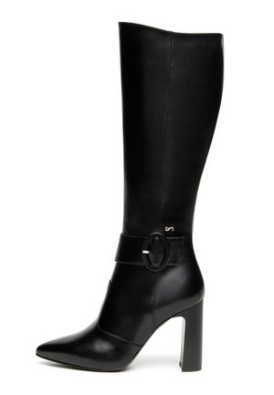 Schwarze kniehohe Stiefel aus glattem Leder. Sie verfügen über eine spitze Zehenpartie, einen dicken hohen Absatz und einen Riemen mit einer ovalen Schnalle.
