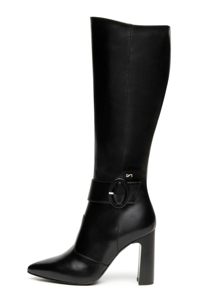 Stivale nero fino al ginocchio realizzato in pelle liscia. Presenta una punta affusolata, un tacco spesso e alto, e una strap con una fibbia ovale decorativa.