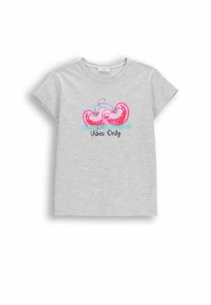 Jasnoszara koszulka z krótkim rękawem z dwoma błyszczącymi różowymi wiśniami i napisem „CHERRYLICIOUS Vibes Only” w kolorze niebieskim i czarnym z przodu.