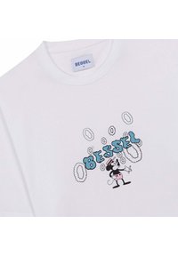 Camiseta de algodón blanca con un gráfico colorido de un personaje de dibujos animados, "BESSEL", con texto en negrita y elementos juguetones.