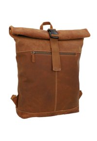 Hnedý kožený ruksak s rolovacím vrchom, so zipsovým vreckom, nastaviteľnými popruhmi a pevným uzáverom. Má kontrastné šitie a hladkú textúru.