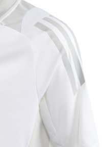 Maglietta sportiva bianca con superficie testurizzata, caratterizzata da tre strisce grigie chiare sulle spalle. Progettata per sport o abbigliamento attivo.