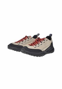 Scarpe da trekking beige e nere con una suola testurizzata, lacci rossi e un bottone di richiamo posteriore. Il design include dettagli cuciti e materiali traspiranti.