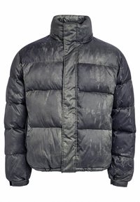 Giacca puffer nera imbottita con alta collo, maniche lunghe e una zip frontale nascosta da un ampio lembo di stoffa.