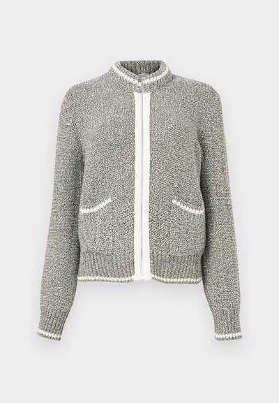 Γκρι και λευκή πλεκτή ζακέτα με φερμουάρ, μακριά μανίκια, δύο μπροστινές τσέπες και ριμπ μανσέτες και κάτω μέρος.