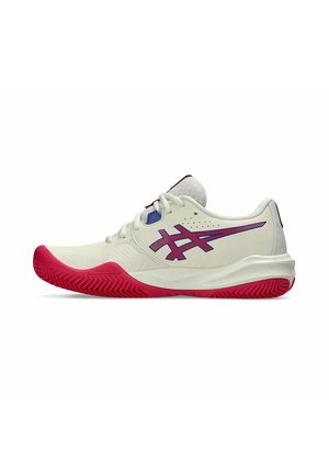 Chaussures de tennis avec une tige blanche, une semelle en caoutchouc rose et des accents bleus. Elles disposent d'une languette en mesh et d'un design épuré pour la performance.